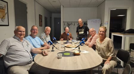 Verschillende vertegenwoordigers van de Wijkraden bij RTV Katwijk