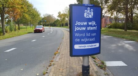 Campagnebord langs de kant van de weg