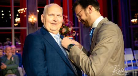 Wijkraadslid Kees Ouwehand krijgt een lintje opgespeld door burgemeester Middelkoop