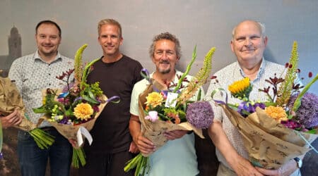 Vier wijkraadsleden krijgen bij hun afscheid een bloemetje